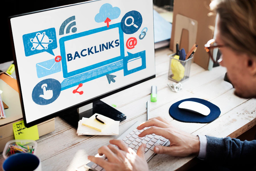 Persona en ordenador con imagen que dice backlinks