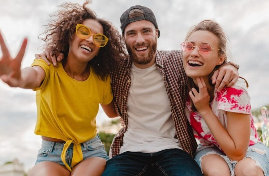 grupo de amigos que ahorrar dinero sin sacrificar calidad de vida