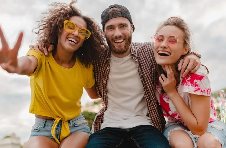 grupo de amigos que ahorrar dinero sin sacrificar calidad de vida